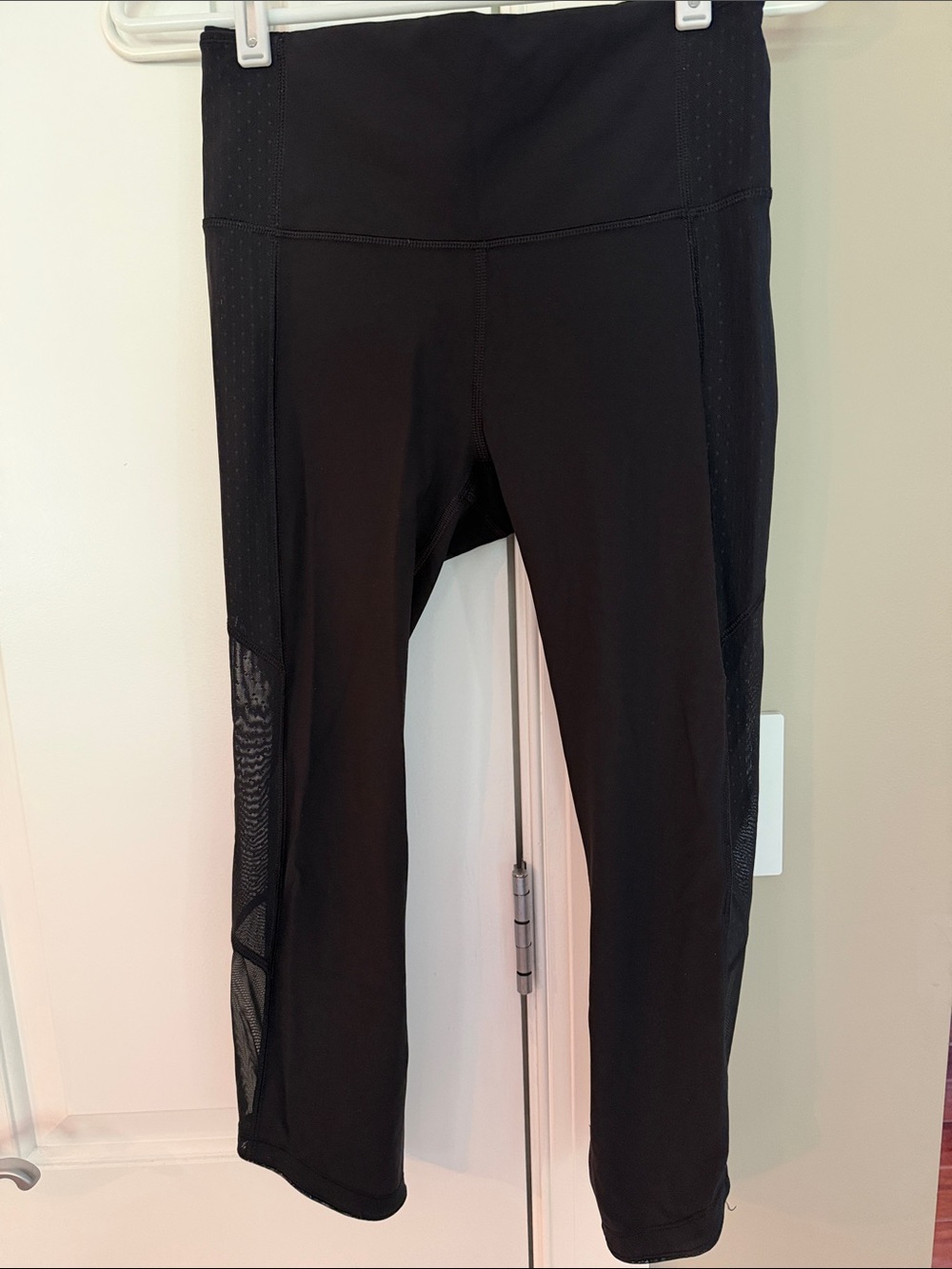Lululemon High Rise Body Con Crop Legging with  mesh side panels size 6